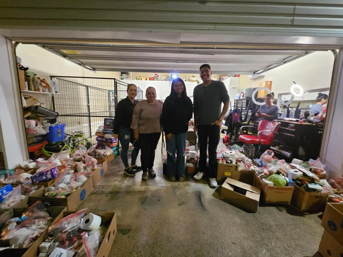 Voluntarios junto a decenas de cajas con alimentos, verduras y artículos de hogar listas para entregar a familias